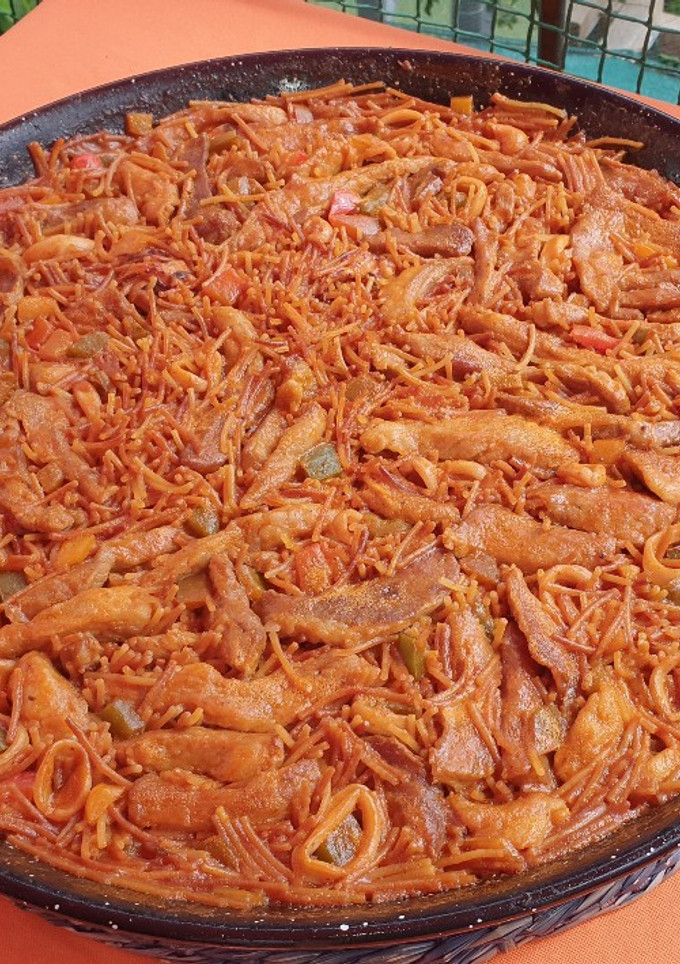 Una foto de Fideuá de secreto ibérico y calamar