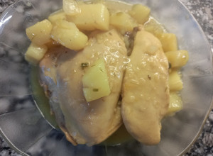 Una foto de Pollo a la Cacerola con Papas a la Crema de Cúrcuma