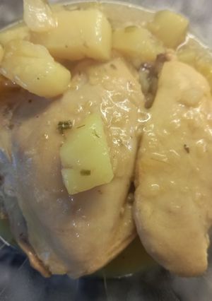 Una foto de Pollo a la Cacerola con Papas a la Crema de Cúrcuma
