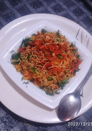ઈન્દોરી પૌંઆ (Indori Pauva Recipe In Gujarati) રેસીપી મુખ્ય ફોટો