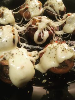 Una foto de Portobello rellenos de verduras y queso raclette
