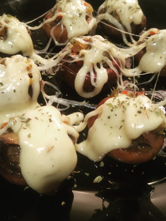 Una foto de Portobello rellenos de verduras y queso raclette