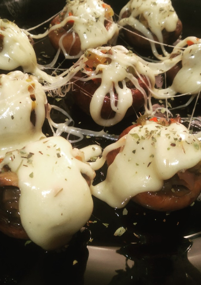 Una foto de Portobello rellenos de verduras y queso raclette