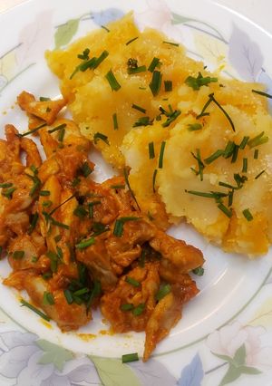 Una foto de Picante de pollo con puré mixto