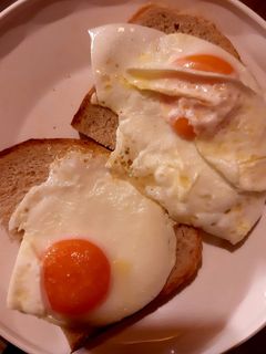 Tükörtojás pirítóson recept fotója