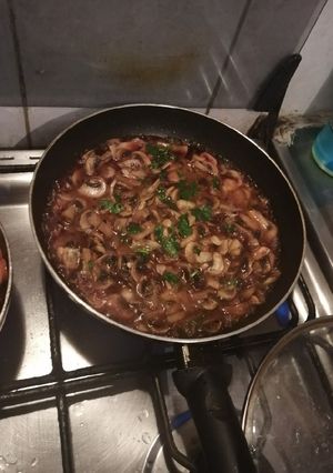 Una foto de Champiñones al vino tinto