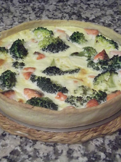 Una foto de Quiché de salmón y brócoli