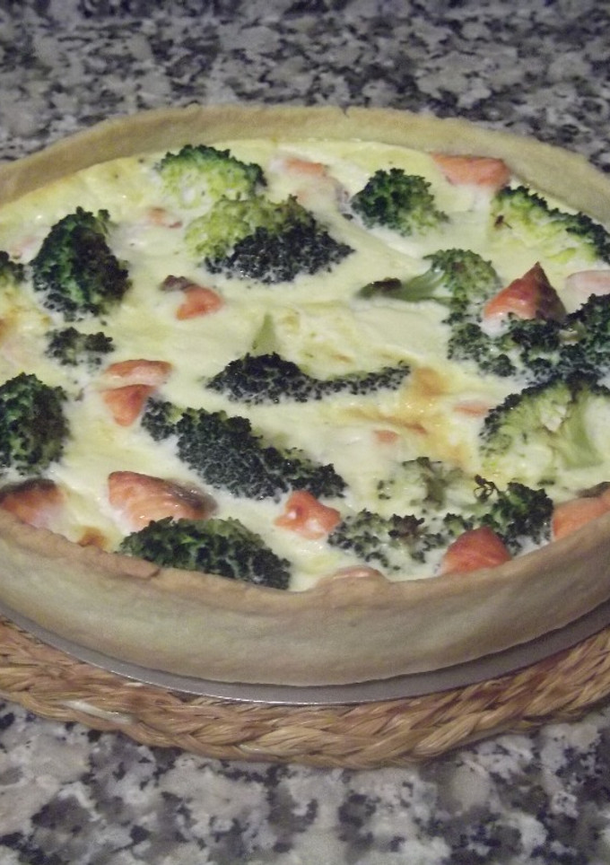 Una foto de Quiché de salmón y brócoli