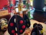 Huevos de Pascua decorados con Lacasitos