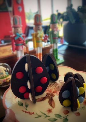 Una foto de Huevos de Pascua decorados con Lacasitos