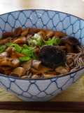 Soba-Nudelsuppe mit Pilzen (Kinoko soba きのこ蕎麦)