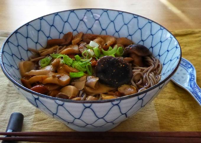 Soba-Nudelsuppe mit Pilzen (Kinoko soba)