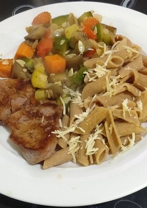 Una foto de Fideos integrales con verduras y bifes de lomo!
