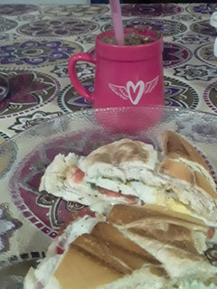 Una foto de 🥪Sándwich tostado express de: queso, tomate, huevo y orégano😋