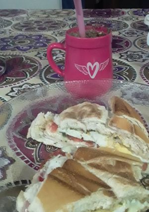Una foto de 🥪Sándwich tostado express de: queso, tomate, huevo y orégano😋