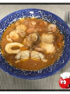Una foto de Caldereta de pescado y marisco en crock-pot