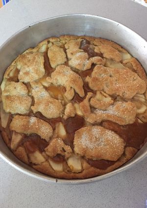 Una foto de Torta de peras y dulce de leche 🍐