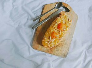 Hình của món Sốt dầu trứng và hoàn thành 1 ổ bông lan trứng muối.