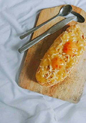 Hình của món Sốt dầu trứng và hoàn thành 1 ổ bông lan trứng muối.