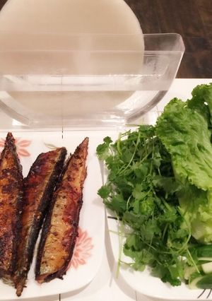 Hình của món Cá thu Nhật nướng tỏi ớt cuốn bánh tráng.