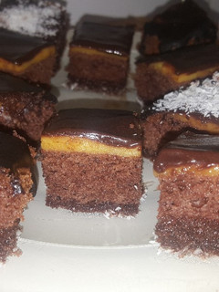 Foto principal de Bizcochitos con natillas y glaseado de chocolate