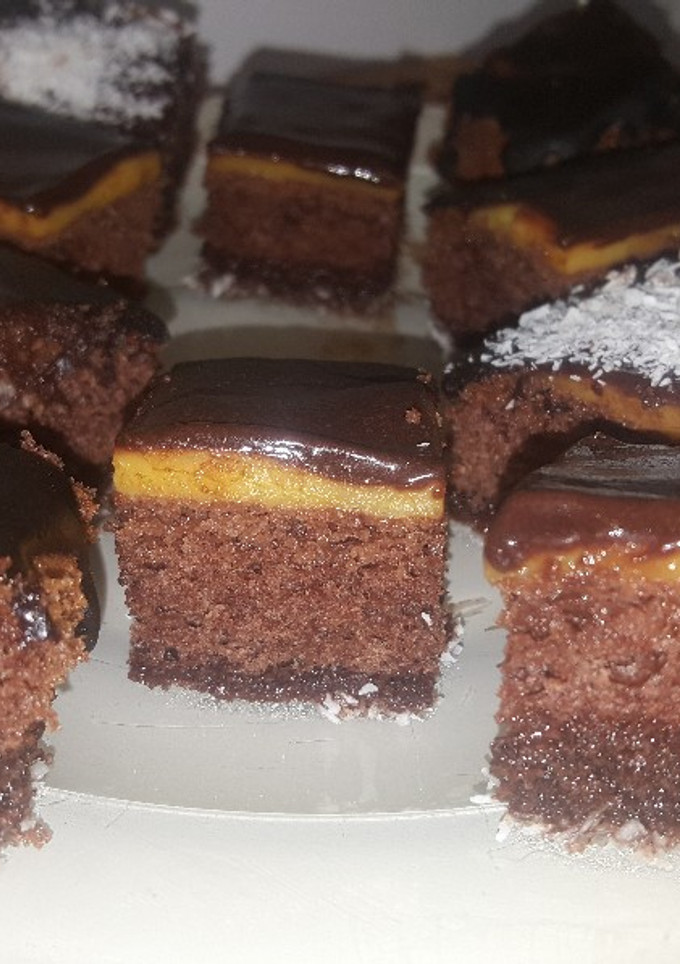 Una foto de Bizcochitos con natillas y glaseado de chocolate