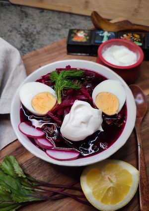 Una foto de Borsch frío. Sopa fría de remolacha - Svekolnik