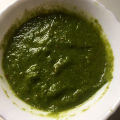 A picture of Green chutney.
