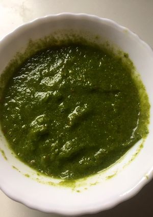 A picture of Green chutney.