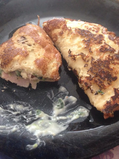 Una foto de Crepes de espinacas con jamón york y bechamel