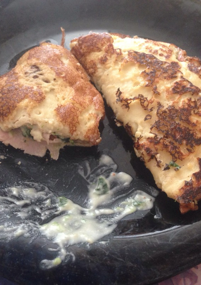 Una foto de Crepes de espinacas con jamón york y bechamel