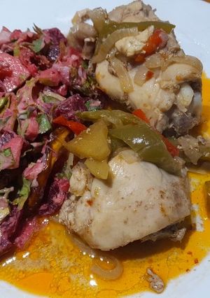Una foto de Pollo a la cerveza y remolacha, calabacín, perejil y huevo