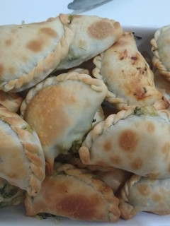 Una foto de Empanadas de acelga y salsa blanca!