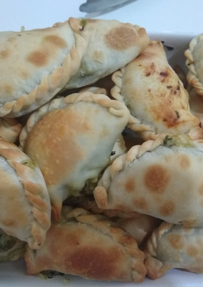 Una foto de Empanadas de acelga y salsa blanca!