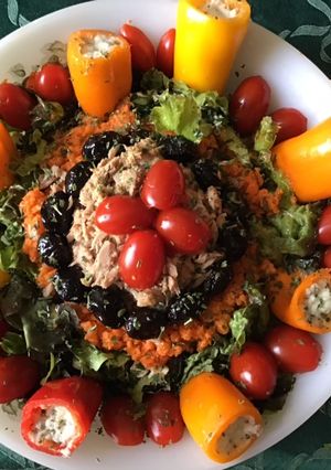 Une photo de Salade multicolore au thon et légumes du soleil