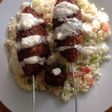 Brochetas (koftas) vegetarianas de Soja texturizada con tabulé y salsa de yogur