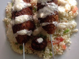 Brochetas (koftas) vegetarianas de Soja texturizada con tabulé y salsa de yogur