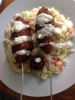 Una foto de Brochetas (koftas) vegetarianas de Soja texturizada con tabulé y salsa de yogur