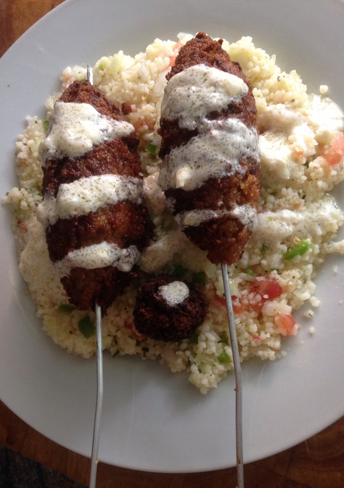 Una foto de Brochetas (koftas) vegetarianas de Soja texturizada con tabulé y salsa de yogur