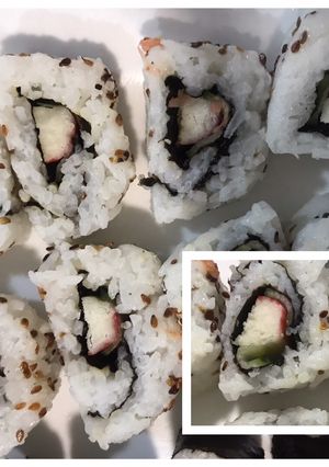 Una foto de Makisushi - Urimaki (con alga en el interior)