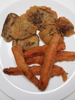 Una foto de Alcachofas y zanahorias en tempura con Saladmaster
