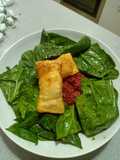Quinotto de remolacha, empanadillas de huevo frito y espinacas