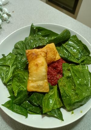 Una foto de Quinotto de remolacha, empanadillas de huevo frito y espinacas