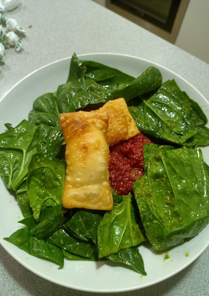 Una foto de Quinotto de remolacha, empanadillas de huevo frito y espinacas