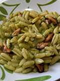 Cavatelli con crema di zucchine, cozze e pistacchi