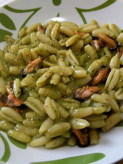 Foto di Cavatelli con crema di zucchine, cozze e pistacchi