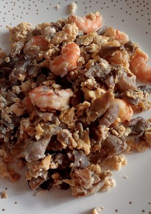 Una foto de Revuelto de setas con gambas