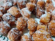 Una foto di frittelle zucchero e cannella
