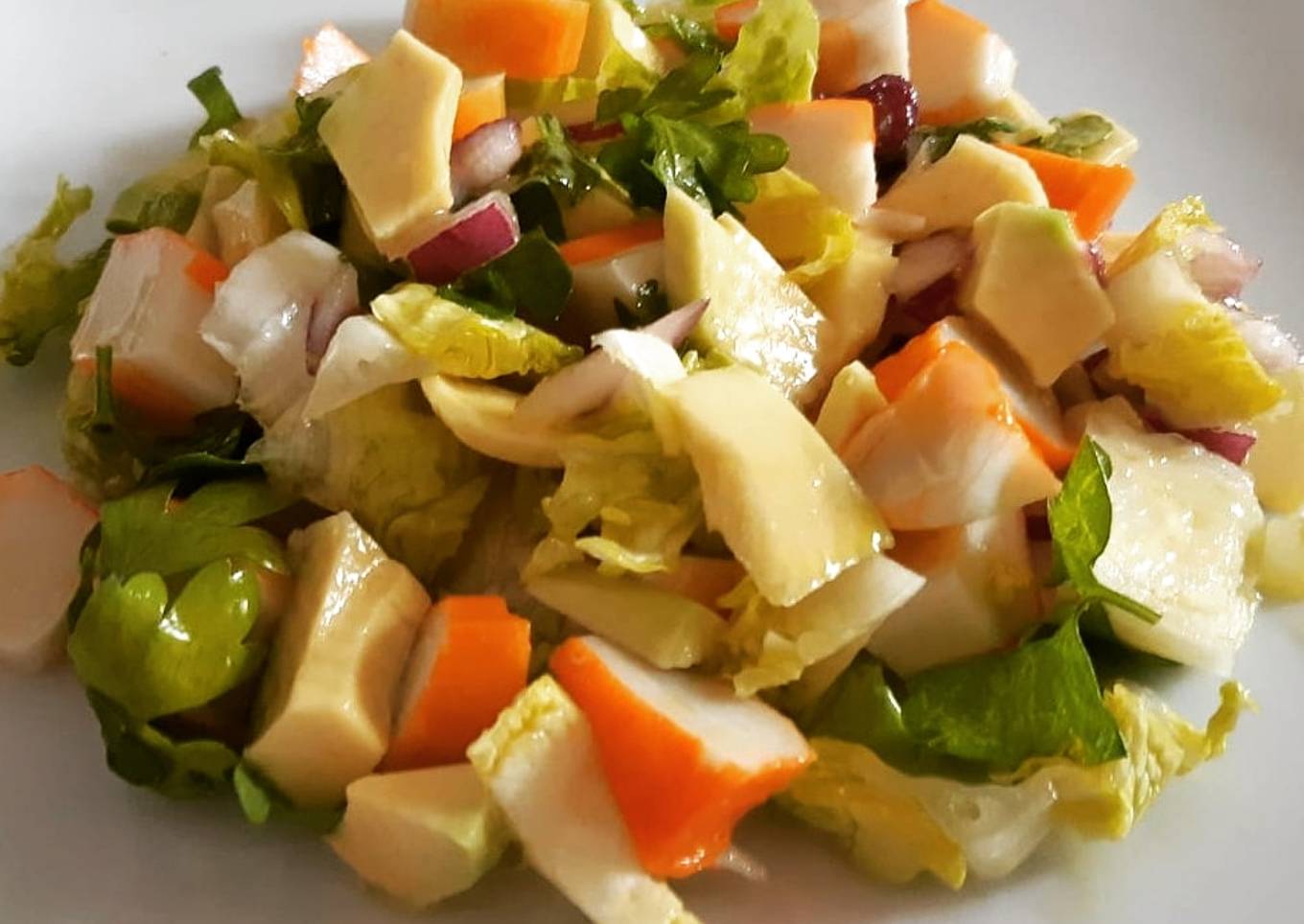 Ensalada de aguacate y surimi