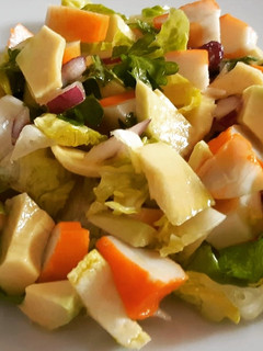 Una foto de Ensalada de aguacate y surimi